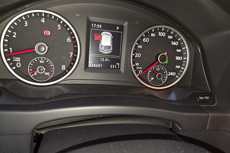 Used Volkswagen Tiguan 2015 1.8TSI Automatic Two-Wheel Drive Luxury Model Odometer Close Up