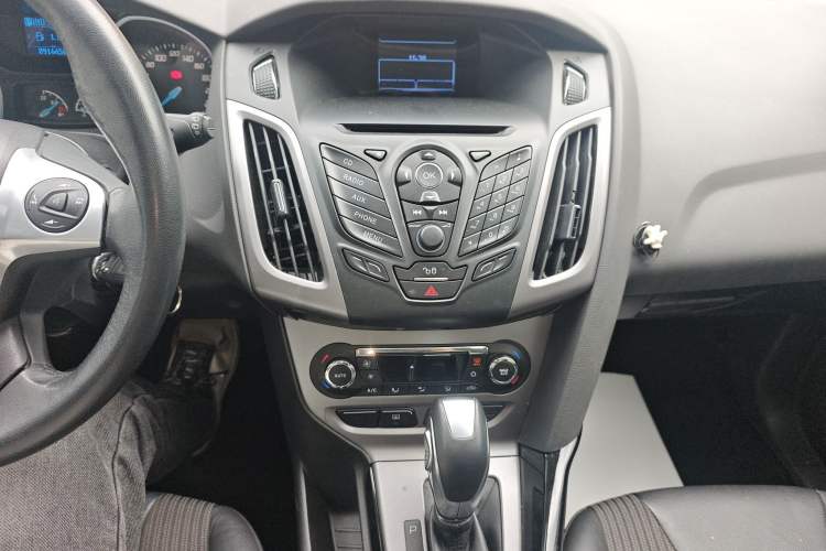 Used Ford Focus 2012 Hatchback 1.6L Automatic Fashion Edition Audio And AC Panel