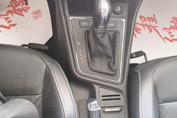 Used Volkswagen Lavida 2015 1.6L Automatic Comfort Edition Gear Lever