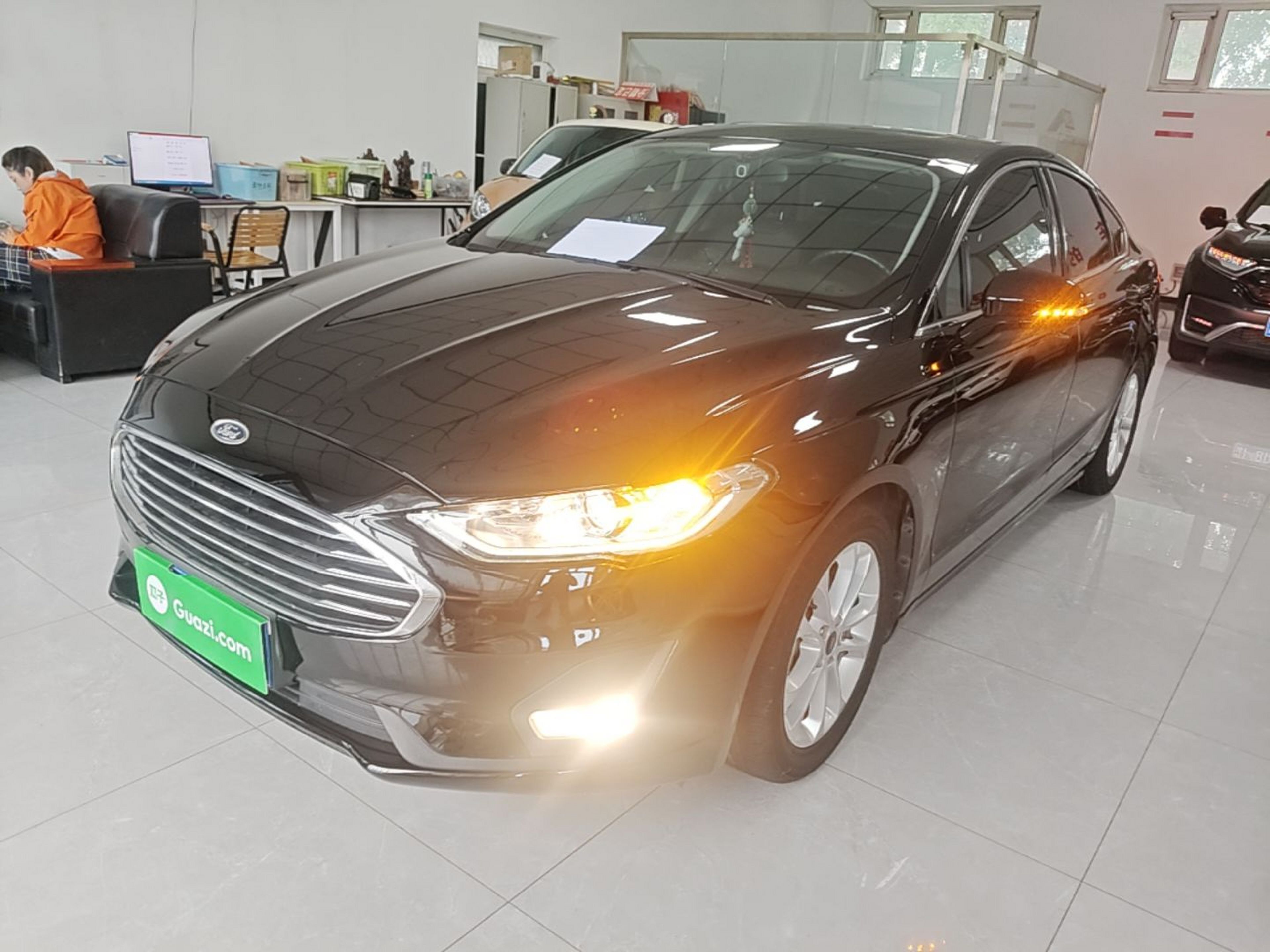 Под передней частью автомобиля