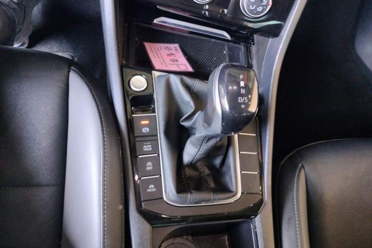 Used Volkswagen Sagitar 2021 280TSI DSG Comfort Connect Edition Gear Lever