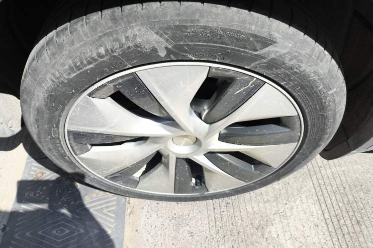 Used Tesla Model Y 2021 Long-Range All-Wheel-Drive Version Right Rear Wheel Hub