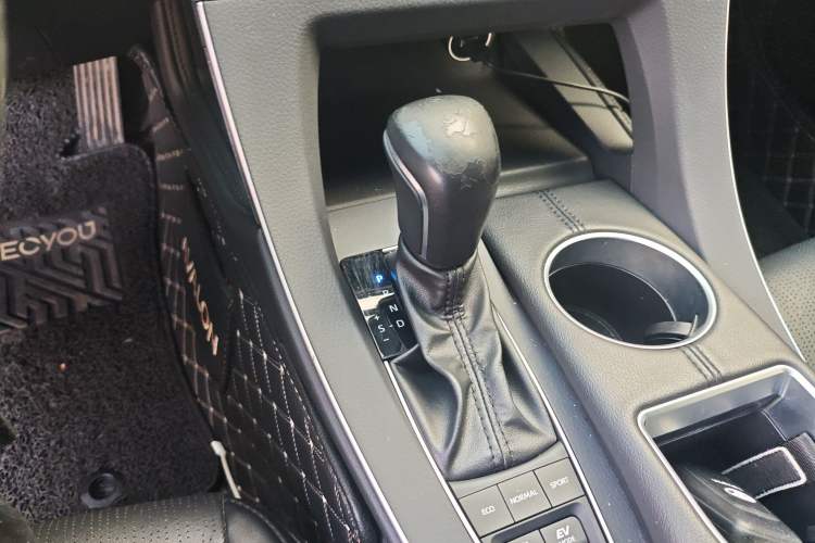 Used Toyota Avalon 2019 Dual-Engine 2.5L XLE Prestige Version China VI Standard