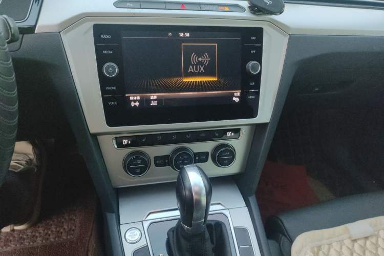 Used Volkswagen Variant 2018 380TSI Two-Wheel Drive Comfort Edition Audio And AC Panel