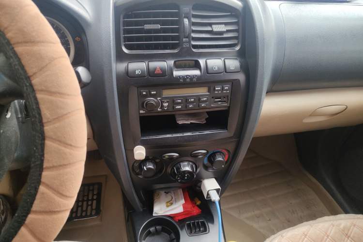 Used Huatai Santa Fe Classic 2012 2.0L Gasoline Manual Two-Wheel Drive with Sunroof Audio And AC Panel