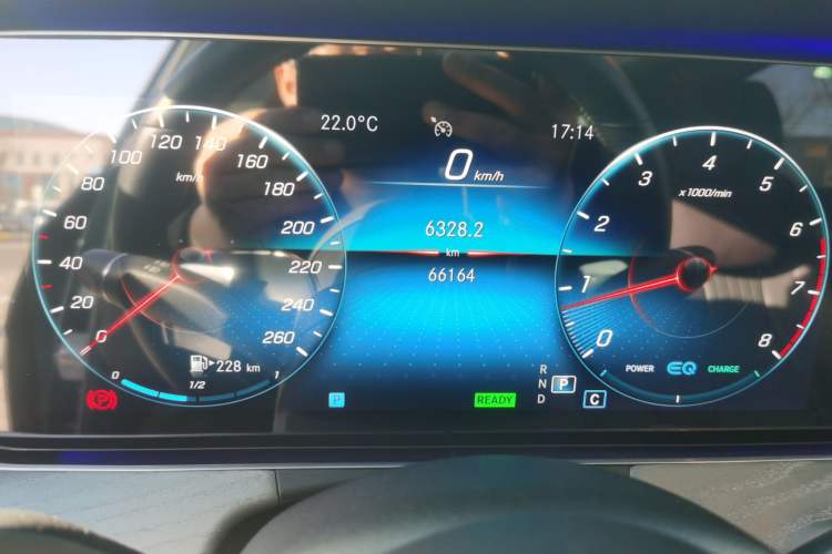 Used Mercedes-Benz E-Class 2021 E 260 L Odometer Close Up