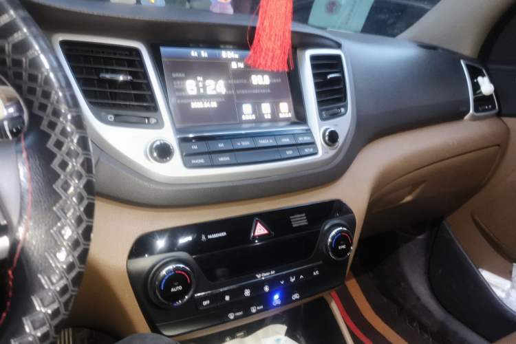 Used Hyundai Tucson 2015 1.6T Dual-Clutch Two-Wheel-Drive Smart Model Audio And AC Panel