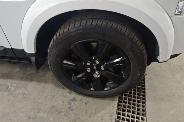 Used Land Rover Discovery 2013 3.0 SDV6 HSE Diesel Edition Right Front Wheel Hub