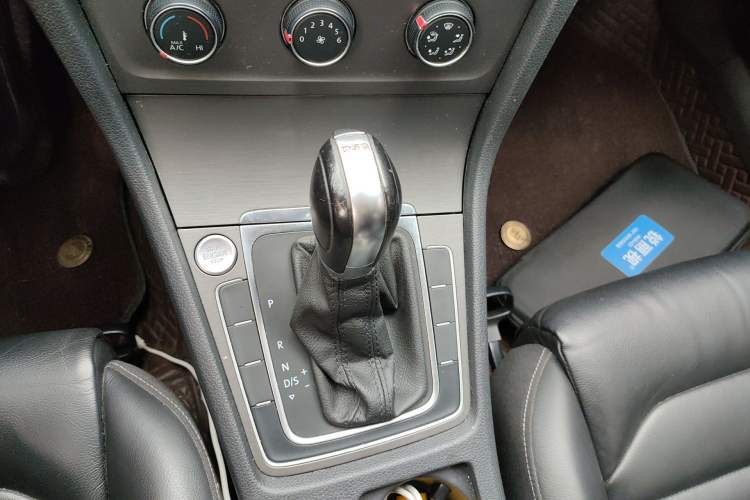 Used Volkswagen Golf 2015 1.4TSI Automatic Luxury Model Gear Lever