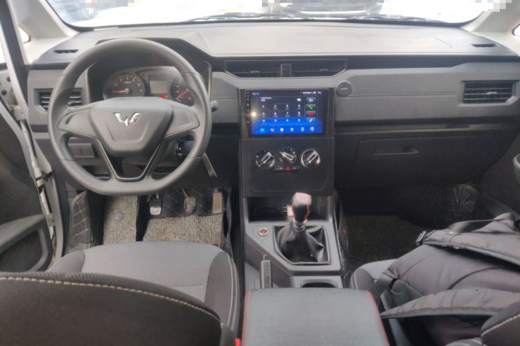 Used Wuling Hongguang PLUS 2019 1.5T Manual Standard Edition 5 Seats Center Console
