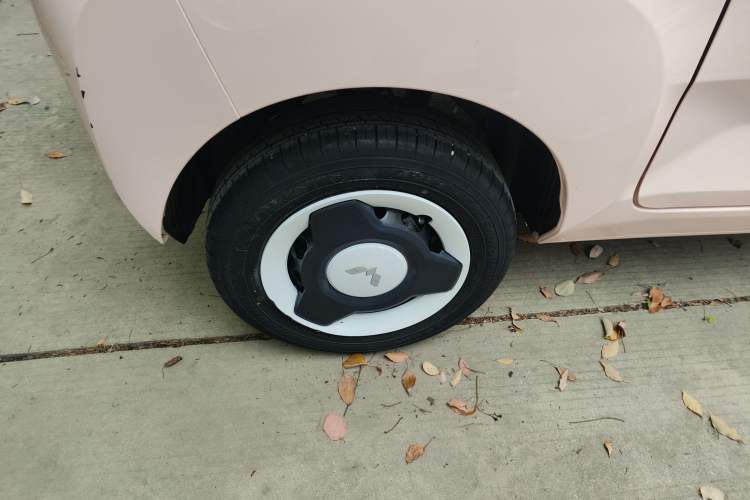 Used Wuling Hongguang MINIEV 2022 Macaron Fashion Model Lithium Iron Phosphate Right Rear Wheel Hub