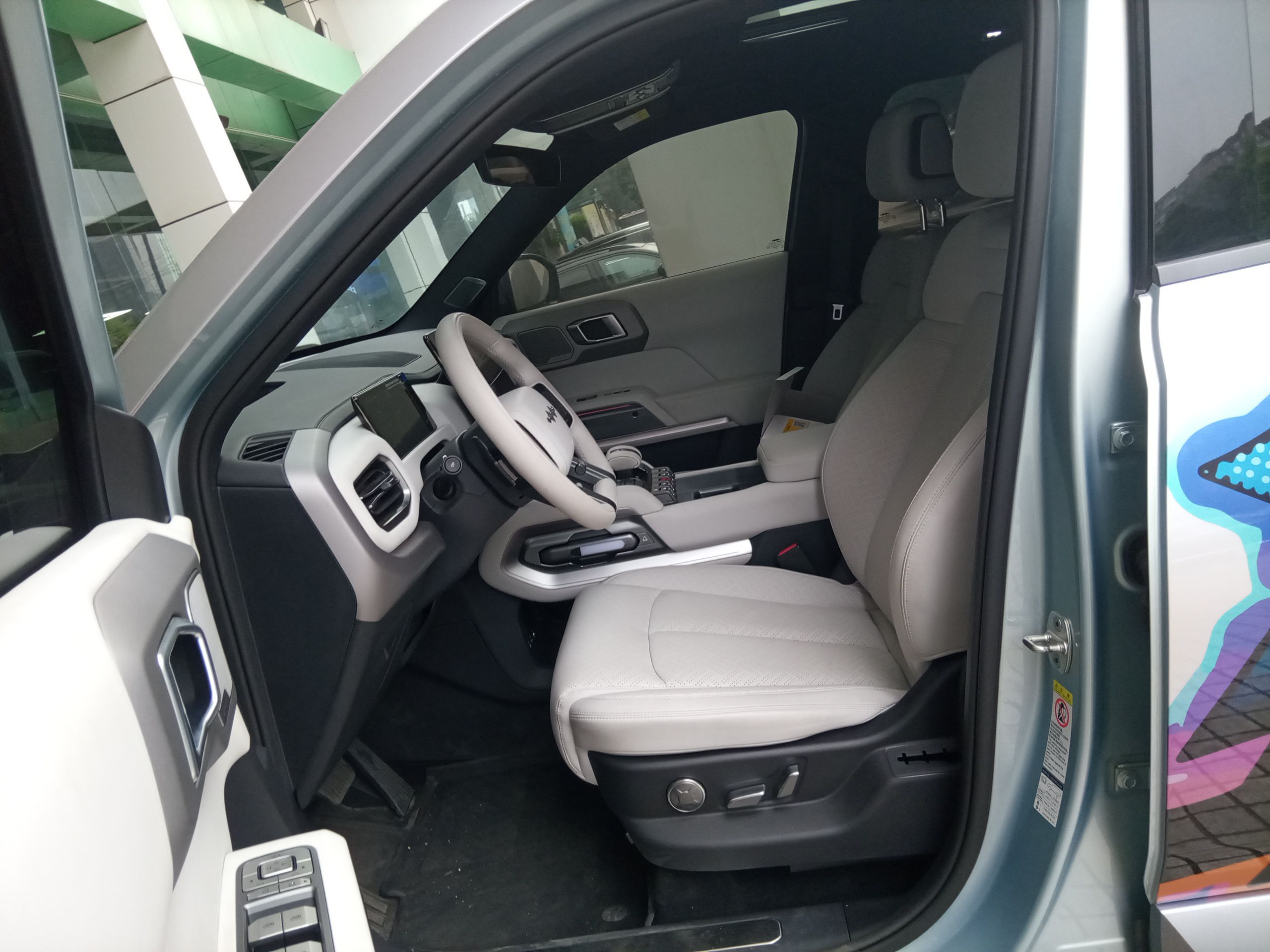 المقاعد الأمامية داخل السيارة