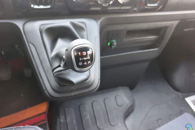 Used Iveco Daily 2023 2.5T A35M1 Short Wheelbase Low-Roof Single-Tire Side-Sliding Door 5-9 Seater