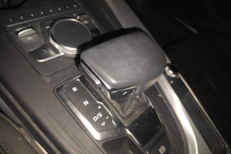 Used Audi A4L 2019 40 TFSI Fashion Version China V Gear Lever