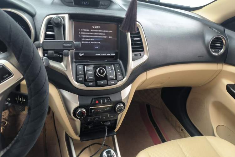 Used CHANGAN Eado 2015 1.6L Manual Luxury Model China IV Standard Audio And AC Panel