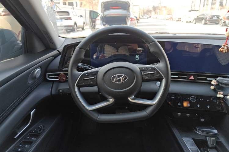 Used Hyundai Elantra 2022 1.5L CVT LUX Prestige Edition
