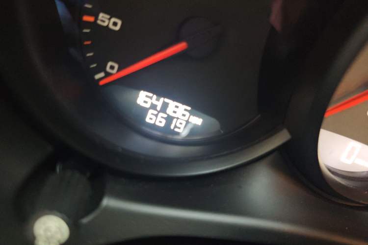 Used Porsche Macan 2014 Macan S 3.0T Odometer Close Up