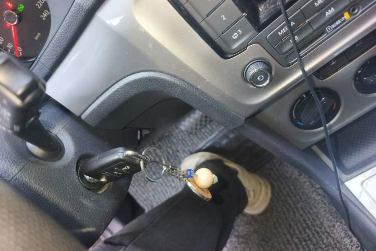 Used Volkswagen Gran Lavida 2013 1.6L Automatic Fashion Model