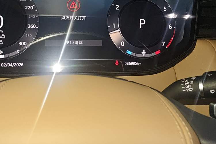 Used Land Rover Range 2023 3.0 L6 400 PS Prestige Seven-Seater Extended Version Odometer Close Up