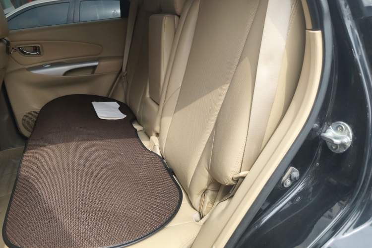 Used Hyundai Tucson 2013 2.0L Automatic Two-Wheel Drive Comfort Version Left Rear Seat