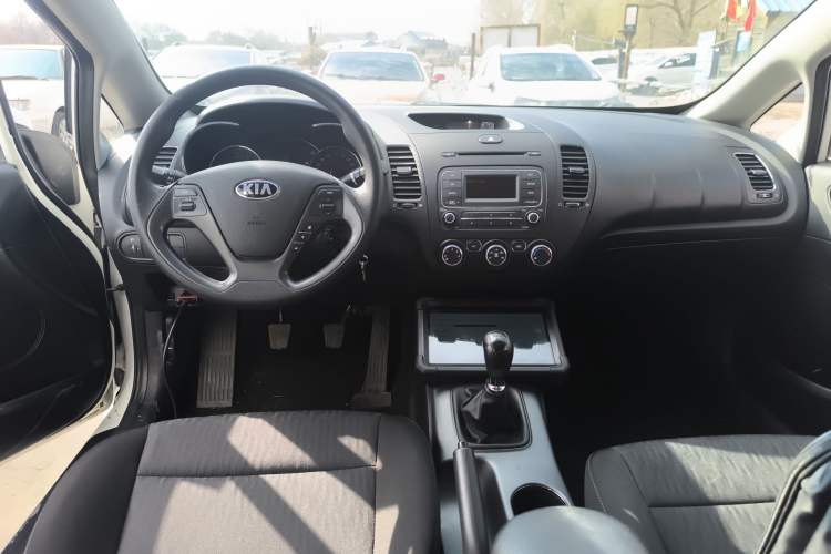 Used Kia K3 2015 1.6L Manual GL Center Console