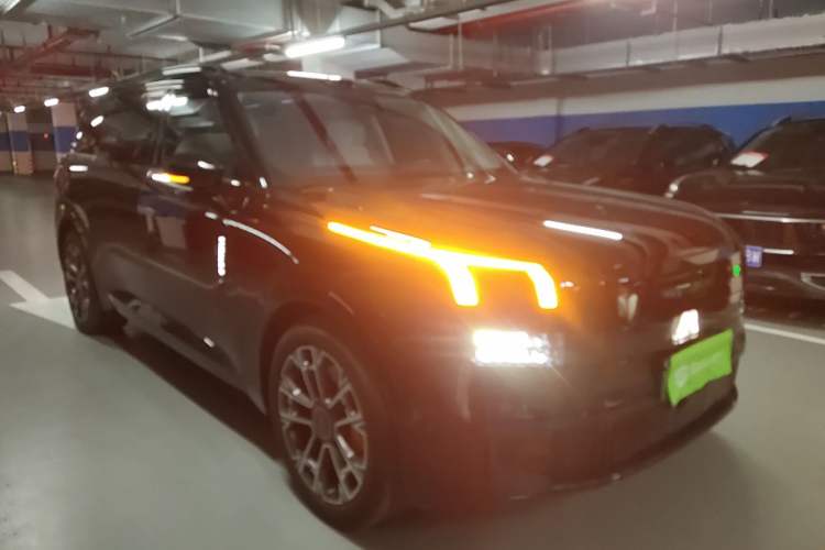 Used Lynk & Co 900 2025 2.0T Ultra Front Right 45 Deg