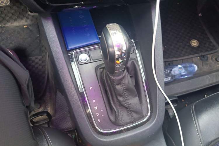 Used Volkswagen Sagitar 2015 1.6L Automatic Comfort Model Gear Lever