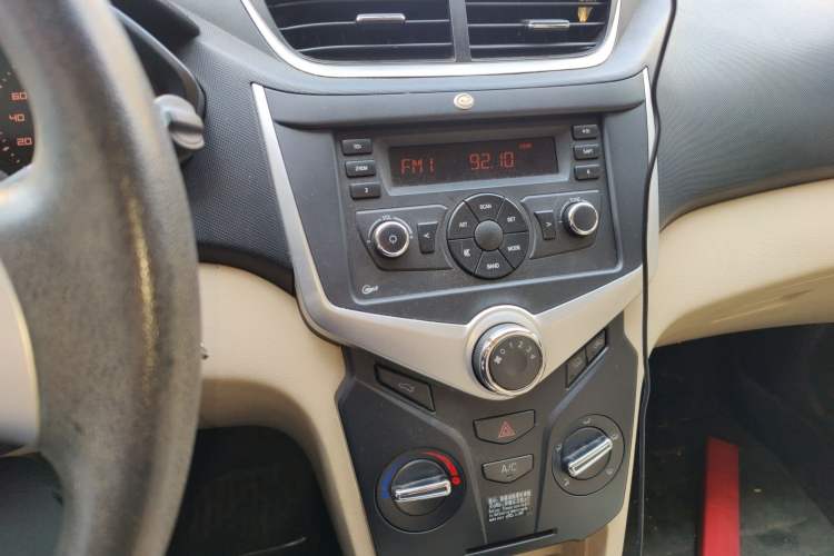 Used Chery Fengyun 2 2013 Hatchback 1.5L AMT Ruìyì Edition Audio And AC Panel