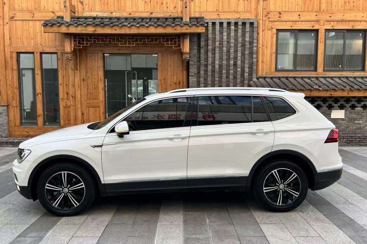 Used Volkswagen Tiguan L 2020 330TSI Automatic Two-Wheel Drive Panoramic Comfort Edition China VI Standard
