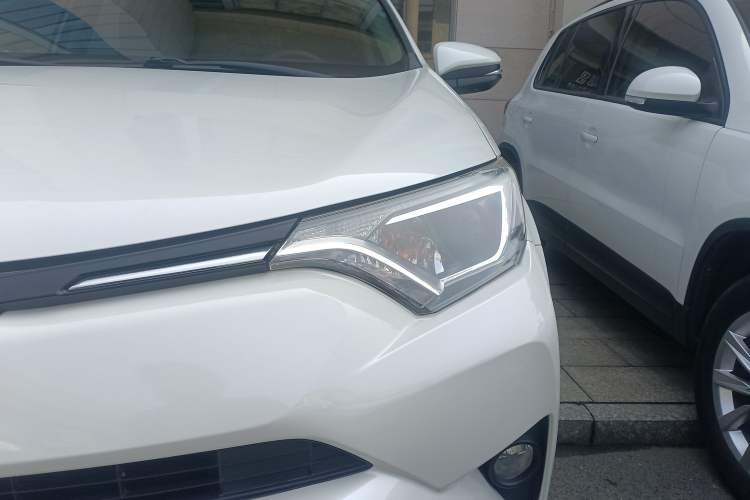 Used Toyota RAV4 2016 2.0L CVT Two-Wheel Drive Fashion Edition China V Standard
