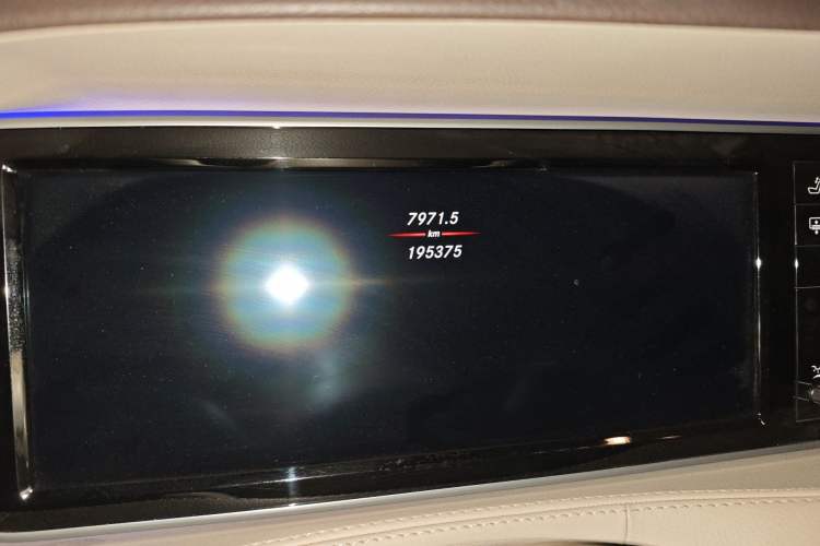 Used Mercedes-Benz Maybach S-Class 2015 S 400 4MATIC Odometer Close Up