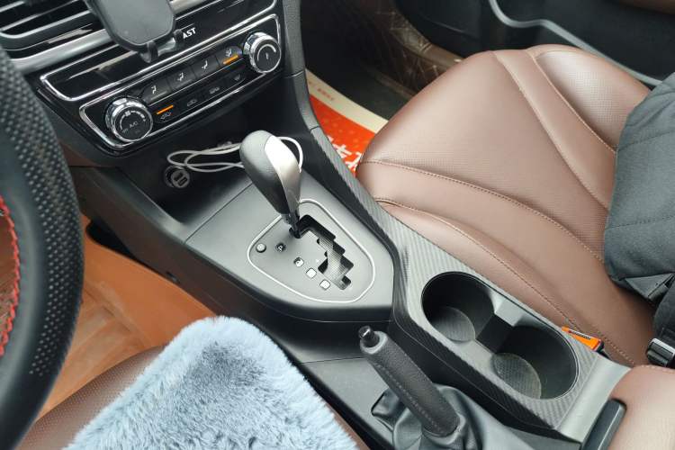 Used Soueast A5 Wing Dance 2019 1.5L CVT Wingzun Edition China VI compliant Gear Lever
