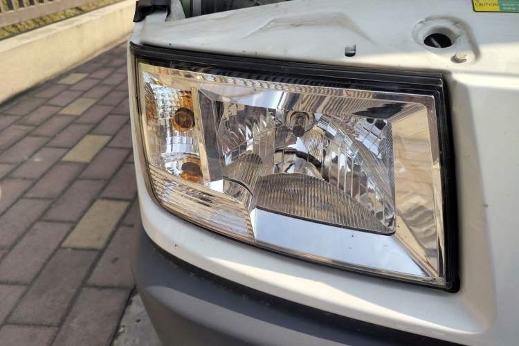 Used Iveco Daily 2021 2.5T A35 M1 Passenger Van 5-9 Seater Short Wheelbase Mid-Roof Design Dual Tires Side Sliding Door