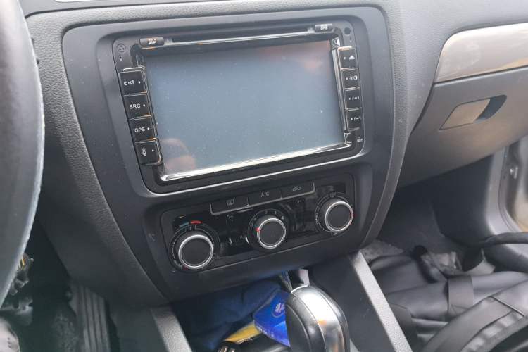 Used Volkswagen Sagitar 2014 1.6L Automatic Comfort Model Audio And AC Panel