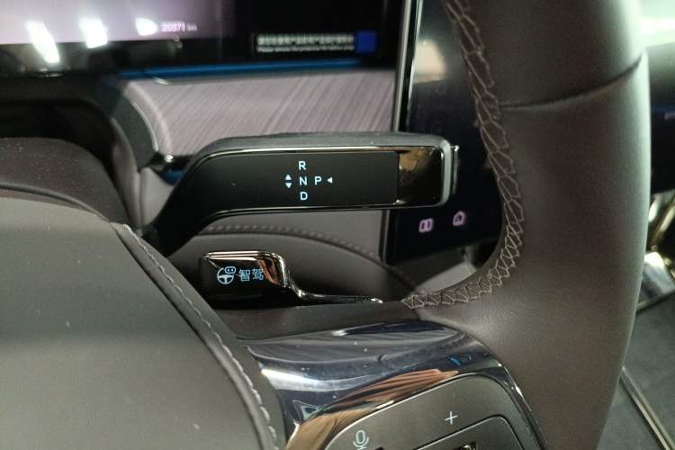 Used Denza Z9 2024 1100 km Four-Wheel Drive Max Version Gear Lever