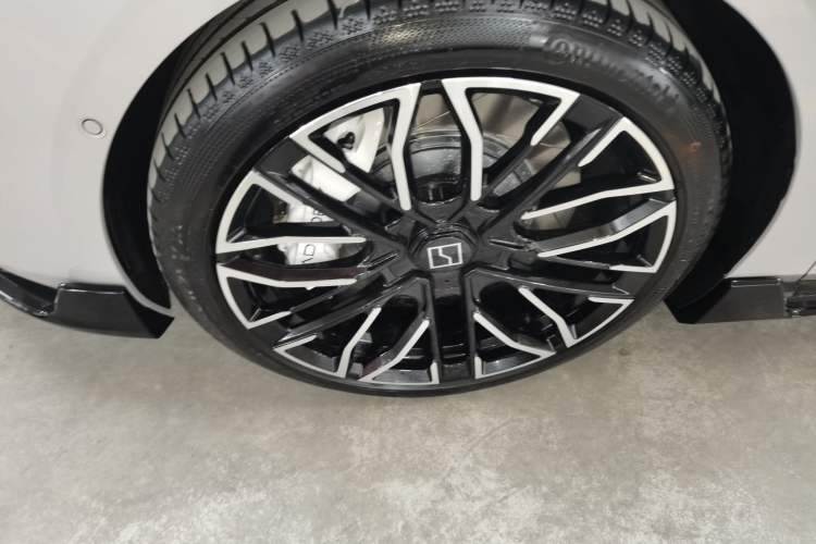 Used Lynk & Co 10 EM-P 2025 Model 240 Four-Wheel Drive Ultra Exterior 4