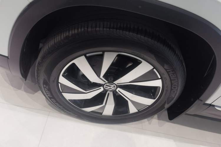 Used Volkswagen Tayron 2022 330TSI Two-Wheel Drive Luxury Smart Connectivity Version Left Front Wheel Hub