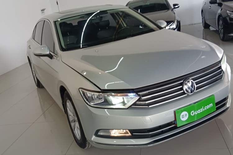 Used Volkswagen Magotan 2018 280TSI DSG Comfort Model Front Right 45 Deg