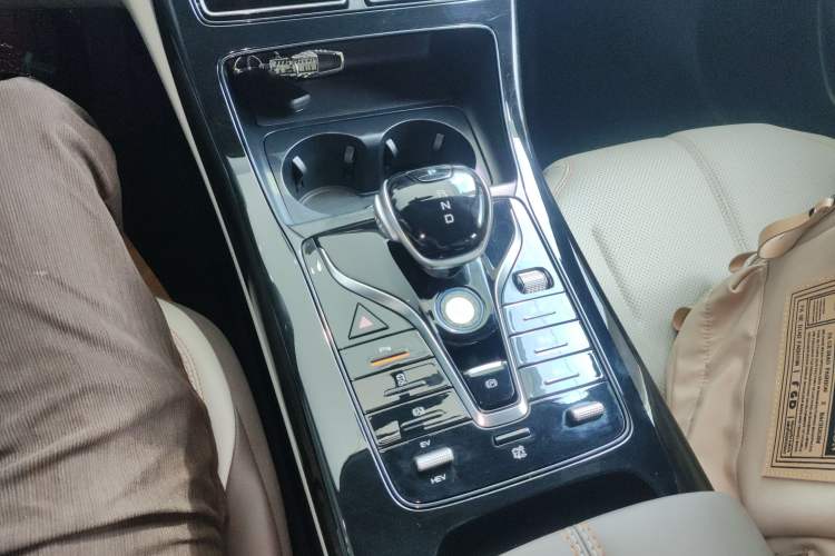 Used BYD Qin PLUS 2024 HONOR Edition DM-i 55KM Leading Model Gear Lever