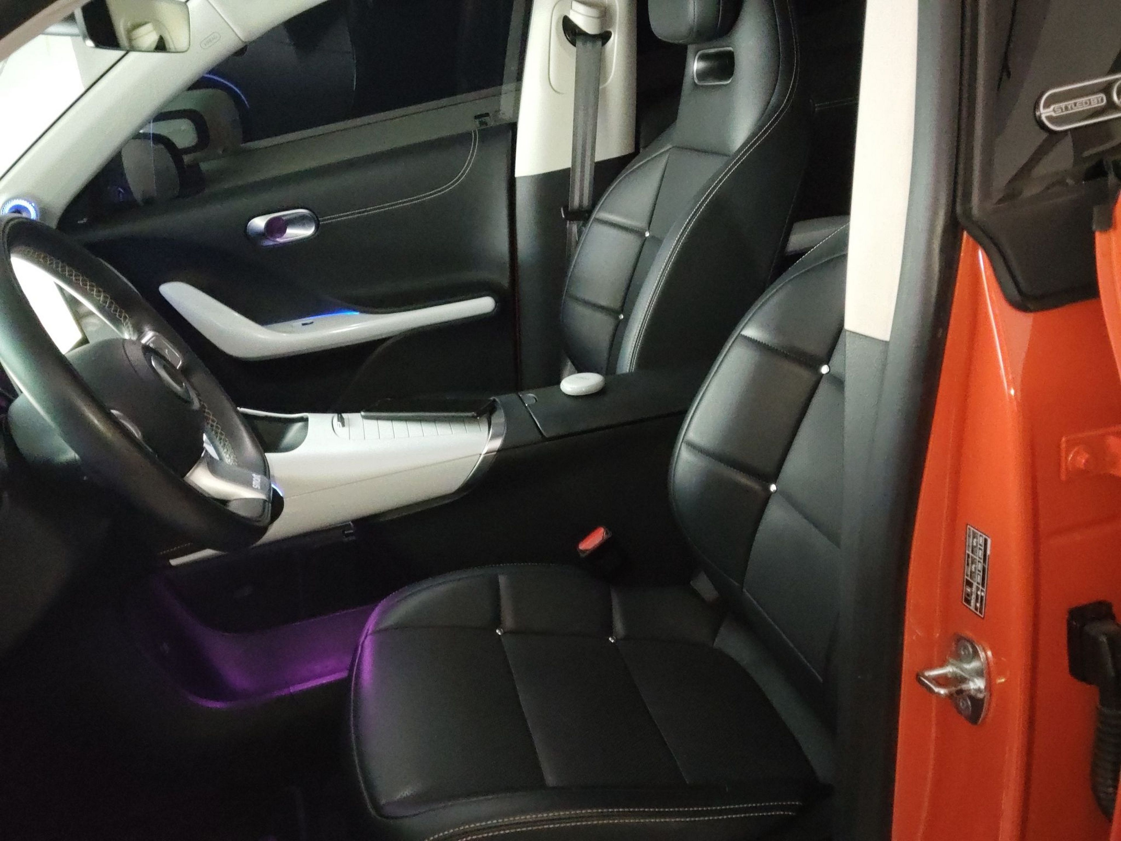 المقاعد الأمامية داخل السيارة