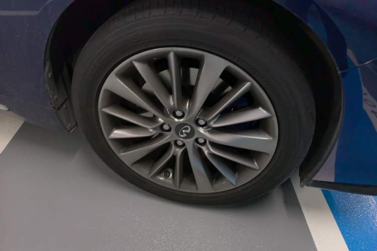 Used Infiniti Q50L 2018 2.0T Enjoyment Version China VI Standard Right Front Wheel Hub