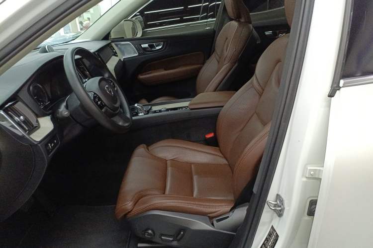 Used Volvo XC60 New Energy 2019 T8 E-Drive Hybrid Prestige Luxury Version China V Standard
