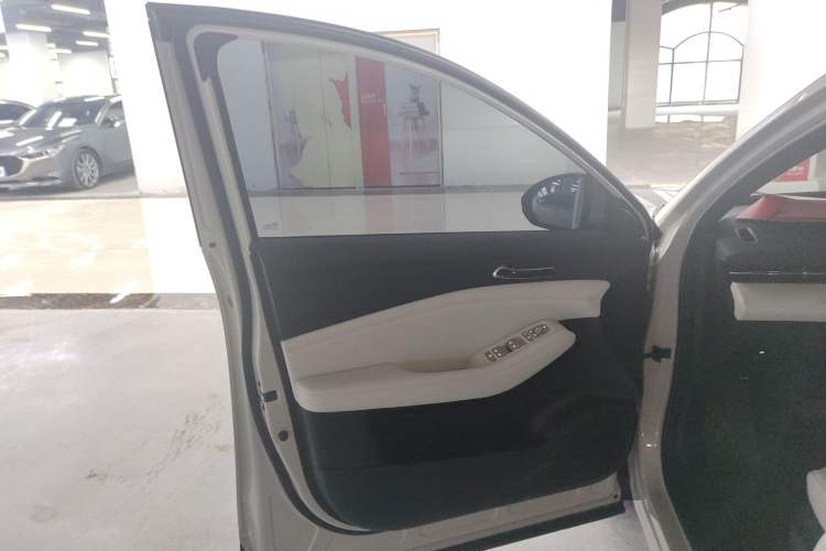 Used Baojun Yunhai 2024 140km Plug-in Hybrid Version Interior 7