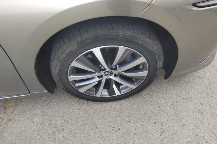 Used Lexus ES 2020 200 Excellence Edition Right Front Wheel Hub