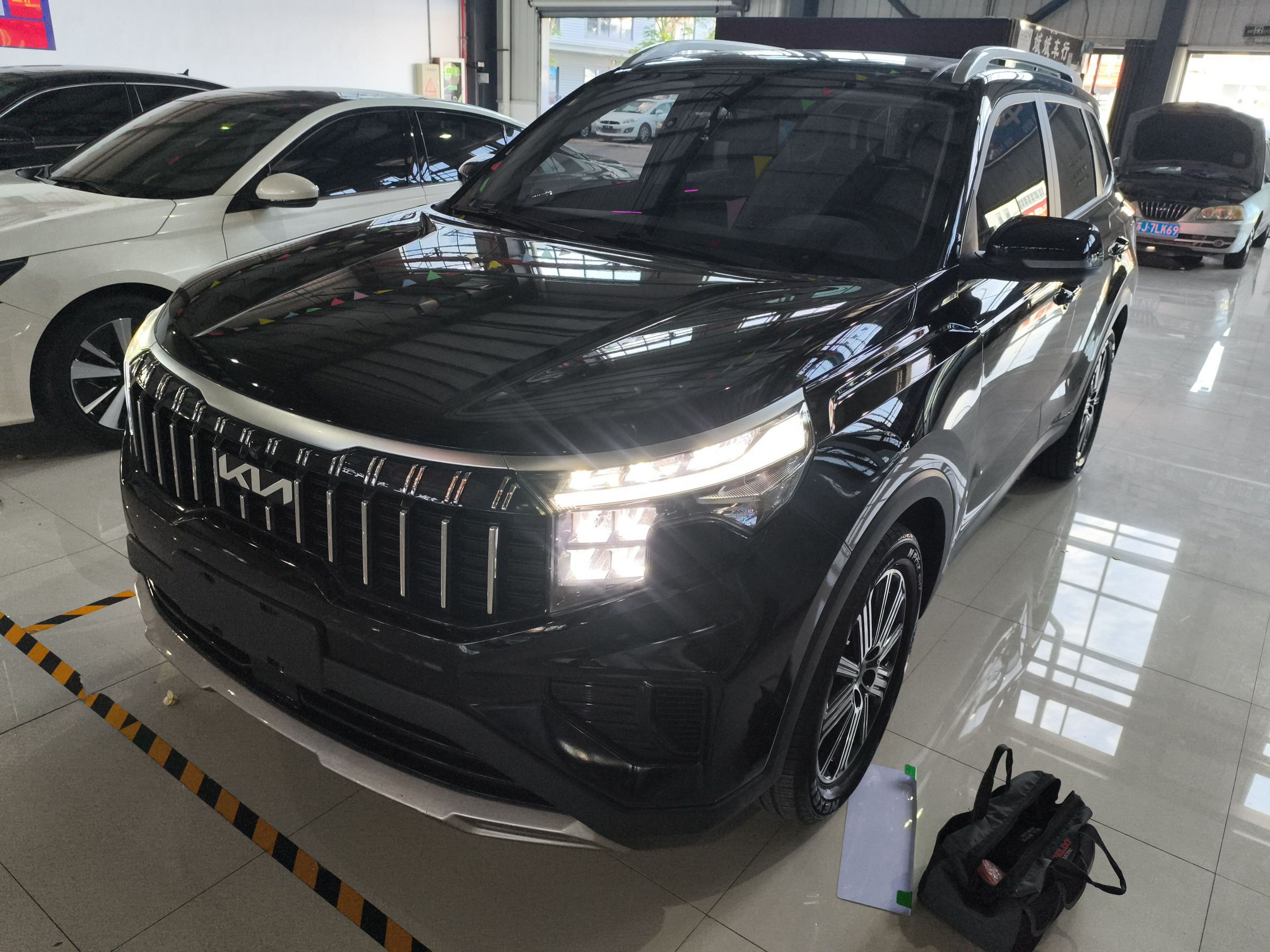 Под передней частью автомобиля