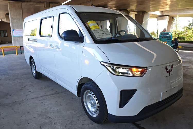 Used Wuling Yangguang 2024 300KM Comfort Version Passenger Van 75kW