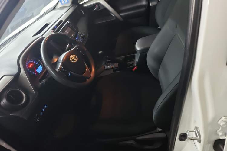 Used Toyota RAV4 2016 2.0L CVT Two-Wheel Drive Fashion Edition China V Standard Left Front Seat