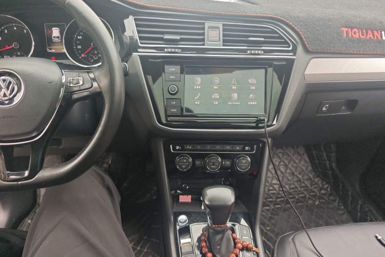 Used Volkswagen Tiguan L 2019 330TSI Automatic Two-Wheel Drive Smart Luxury Version China V Emission Standard
