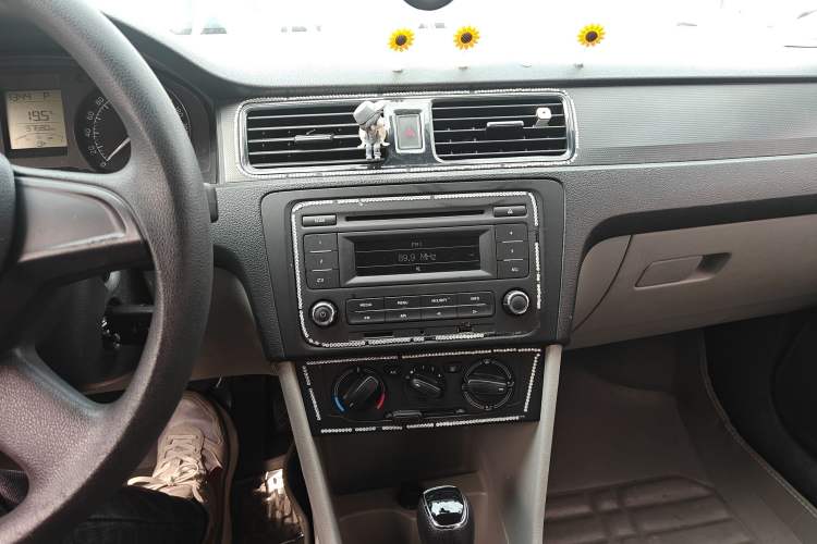 Used Skoda Rapid 2015 1.6L Automatic Enjoyment Selection Model Audio And AC Panel