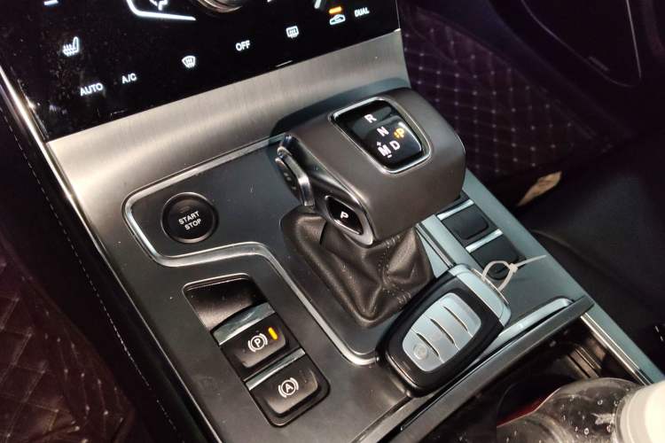 Used Hongqi H5 2022 Classic Model Facelift 1.8T Automatic Smart Connect Flagship Edition Gear Lever